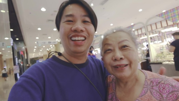 母亲和儿子在购物中心