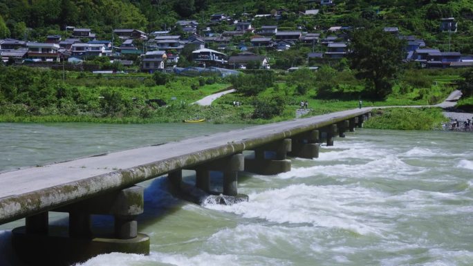 暴雨后的日本四国潜水桥