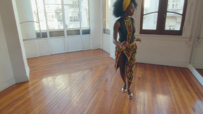 有吸引力的非洲裔美国妇女跳探戈，并在摄影棚里摆姿势
