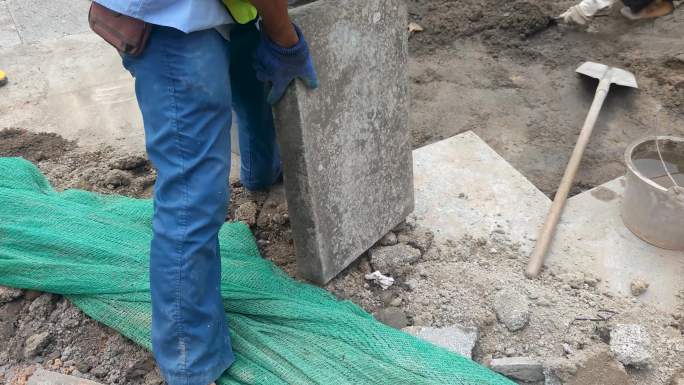 修路工人补路施工青石路板水泥施工路面青砖