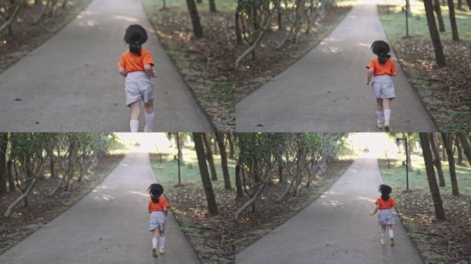 快乐的亚洲女孩微笑。小女孩在夕阳下奔跑和微笑，快乐的小女孩在微笑。小婴儿在夕阳下奔跑。可爱的婴儿在操