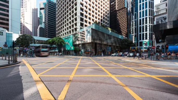 香港中央商务区的汽车、巴士、电车在路口