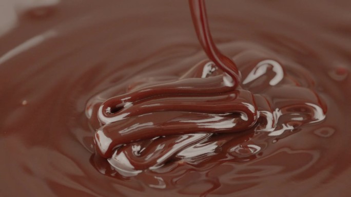 特写慢动作美女巧克力液体牛奶浇注