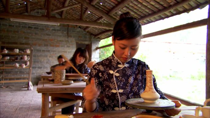 陶瓷传承人 景德镇 非遗 女工匠精雕细琢