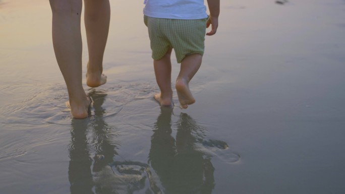意境唯美母子光脚踩在沙滩上-沙滩上的脚印