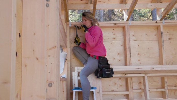 女建筑工人从零开始建造家园