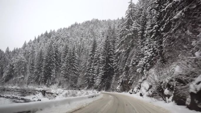 雪山公路沿路移动，美丽的冬季景观