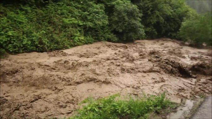 山洪冲毁了一条道路