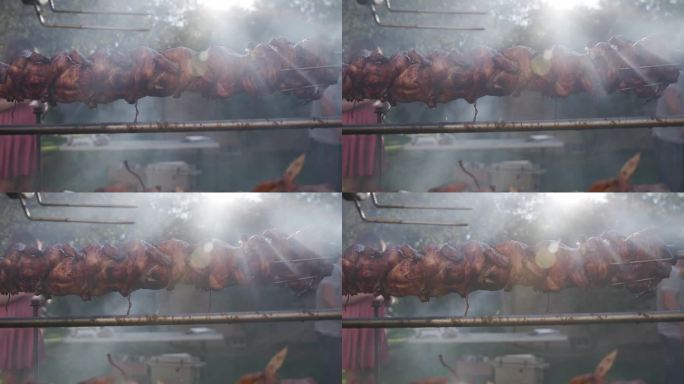 缓慢的烟雾覆盖烤鸡在火上