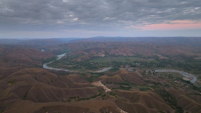 空中无人机拍摄的印尼松巴岛武吉沃林丁草地和山丘的日出景象