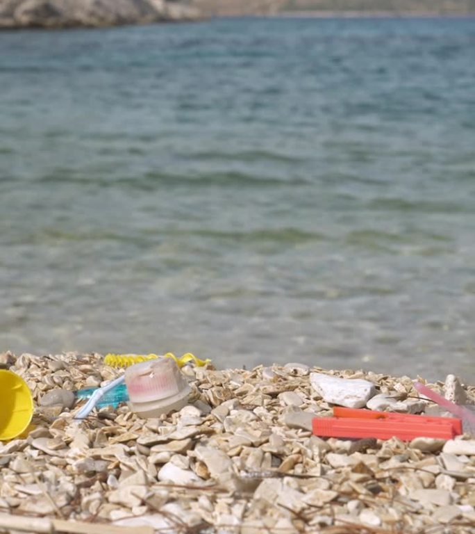 特写:亚得里亚海海岸上被冲上岸的塑料垃圾种类繁多