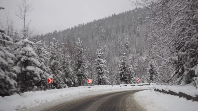 雪山公路沿路移动，美丽的冬季景观