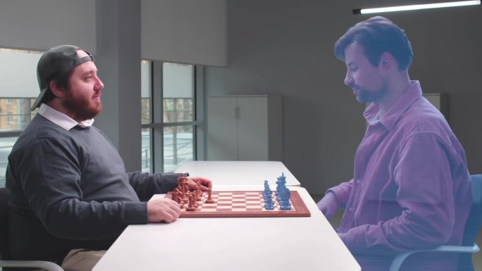 超重男子与对手全息图玩虚拟象棋