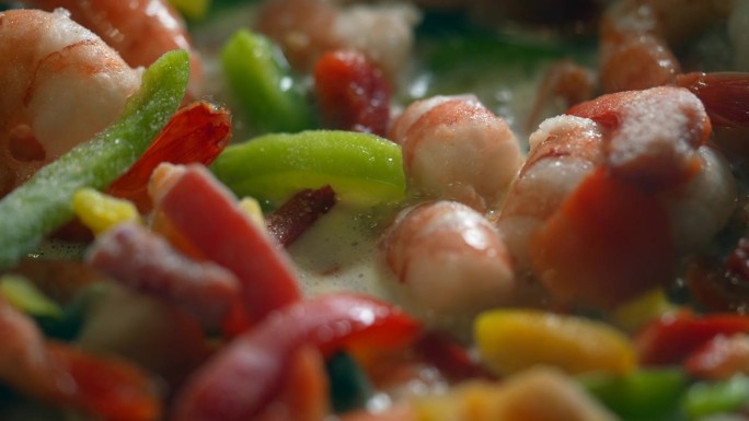 锅中蒸虾和蔬菜的宏观观，准备烹饪菜
