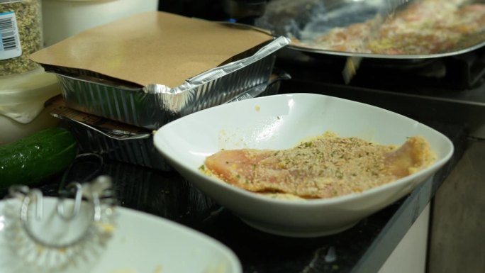 将鸡胸肉和面包屑面粉混合成一碗脆脆的自制美味食谱细节拍粉