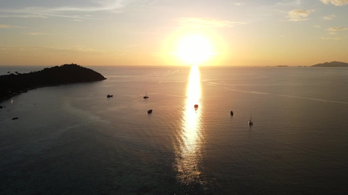 鸟瞰日落在海洋与渔船的剪影，利比岛，沙卡通，泰国