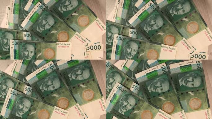 近距离观察，5000张吉尔吉斯纸币呈扇形摆放在木桌上。发放工资。五千英镑