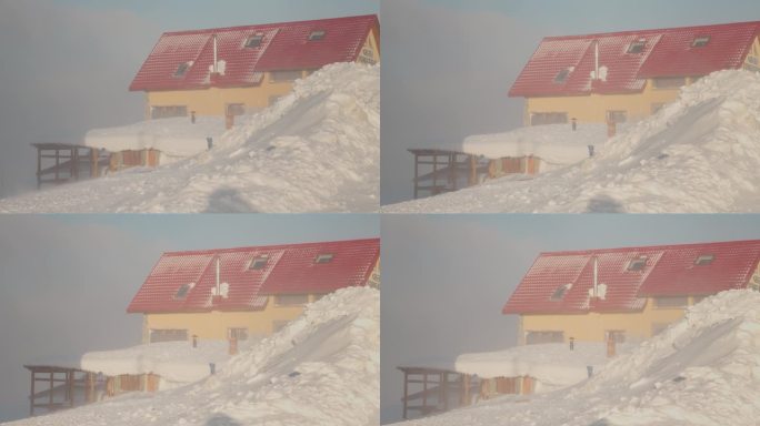 雪堆在山上有一座两层楼高的房子。