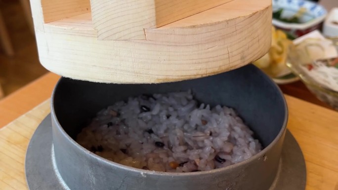 日本龟石的视频。用传统的锅煮的米饭。