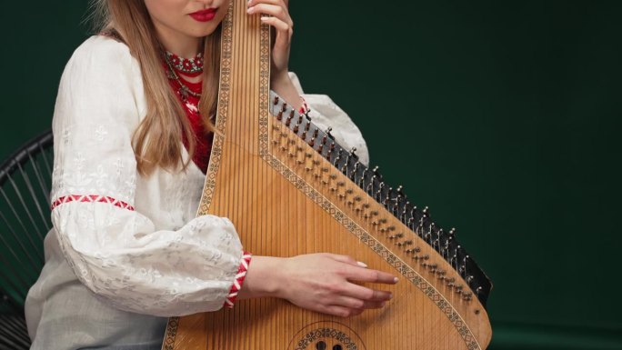 一名妇女正在演奏古老的乌克兰传统弦乐器班杜拉或kobza