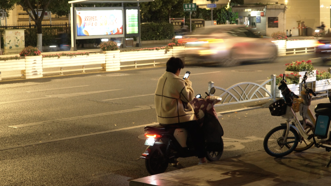 夜晚一个人在街头路边使用手机4k