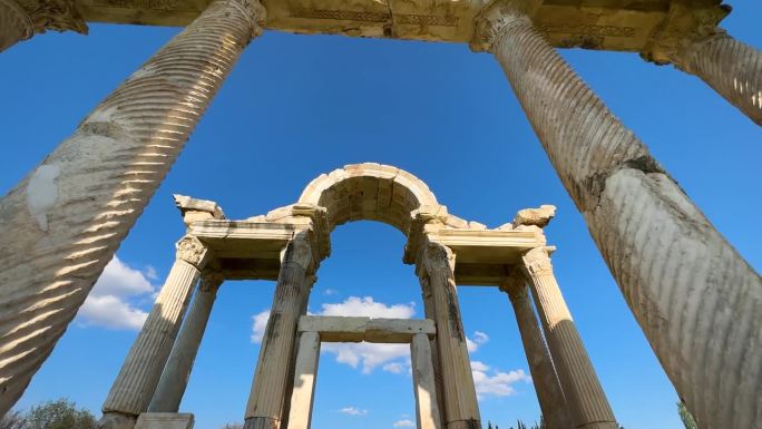 阿芙洛狄西亚斯古城遗址中的四柱龙。