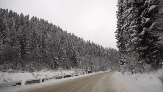 雪山公路沿路移动，美丽的冬季景观