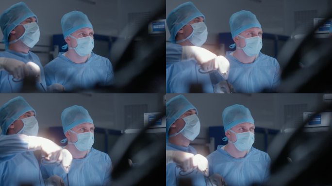 两个穿着实验室大褂的外科医生在用腹腔镜