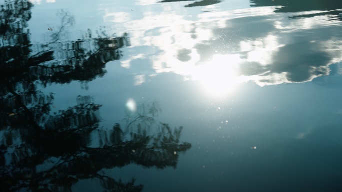 流水湖面水面倒影村民聚集