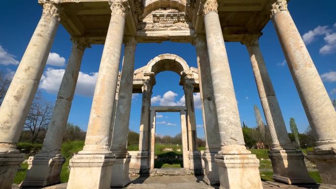 阿芙洛狄西亚斯古城遗址中的四柱龙。阿芙罗狄蒂神庙的纪念性柱状入口