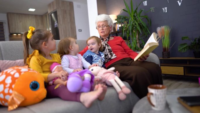 感恩的祖母和她的三个小孙女一起讲童话故事