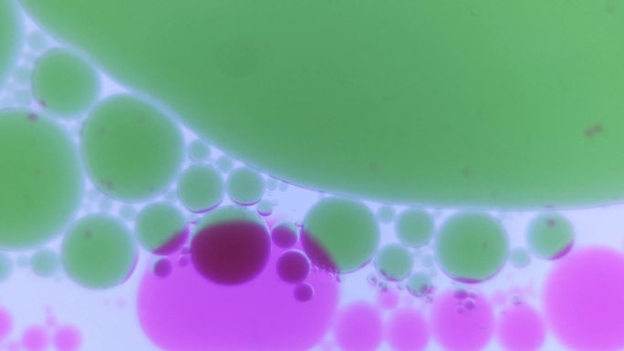微观世界中的液体气泡。两组彩色球体重叠。