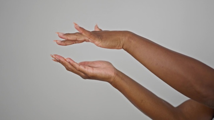 非洲裔美国妇女在孤立的白人背景上抚摸手