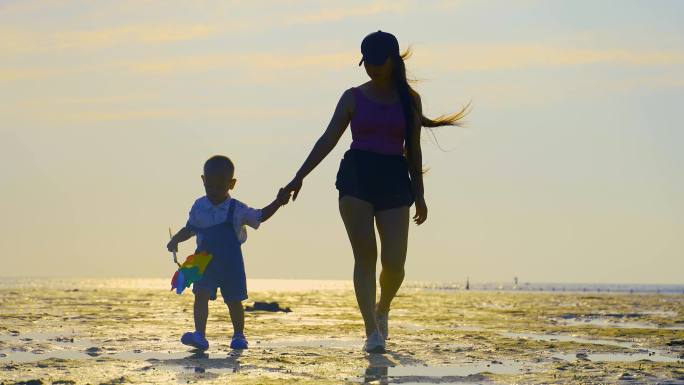 母子海边散步-母子情大手牵小手妈妈与儿子