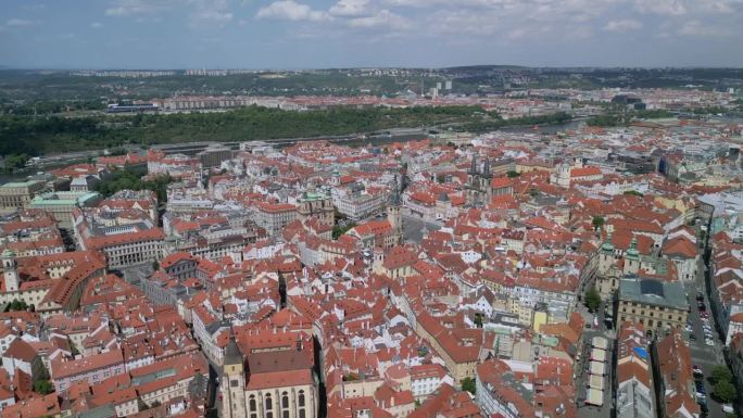 捷克布拉格老城的无人机航拍画面。