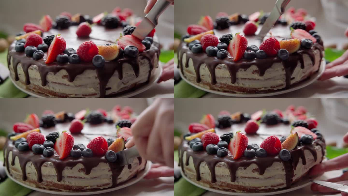 巧克力蛋糕和浆果的特写