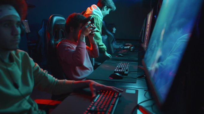 一群年轻人在网络俱乐部玩电子游戏