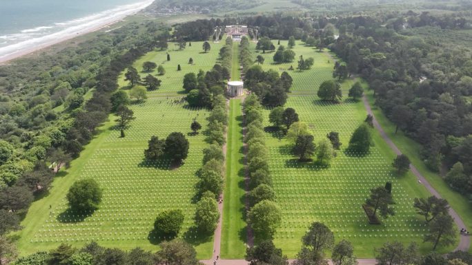 位于法国诺曼底的美国二战公墓。空中无人机俯视图。