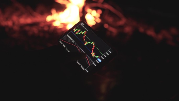 商人晚上在篝火旁用手机查看股票图表