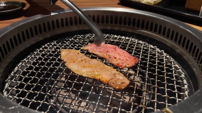 日式烧肉。烤和牛的视频。