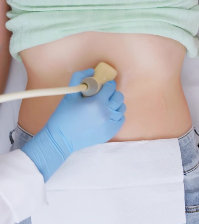 女性腹部超声检查检查身体做B超超声波检查