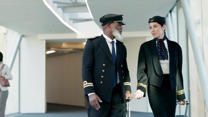 在机场，飞行员在登机时与空姐交谈和散步。讨论，热情好客，非洲男机长在酒店对女乘务员讲话。