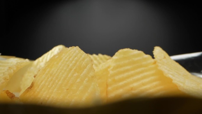 一段微缩视频展示了一袋波浪薯片