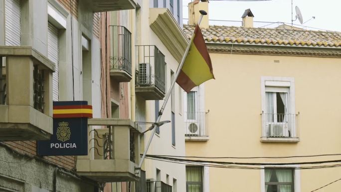 大楼上有一个标志——警察和西班牙国旗