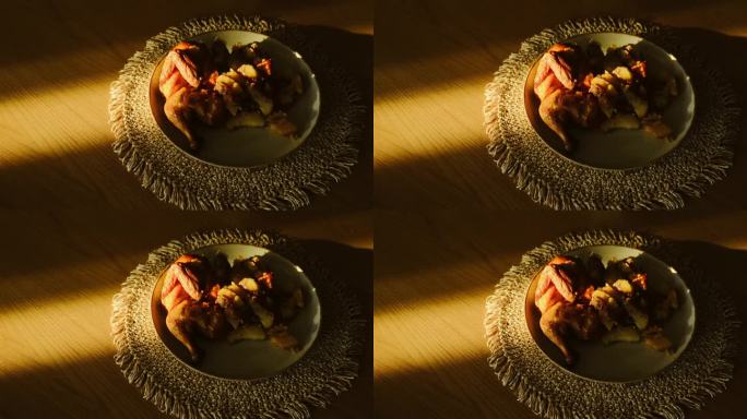 烤鸡在木桌上冒着热气。金黄的烤鸡翅皮配蔬菜。在家煮鸡，电影场景俯视图
