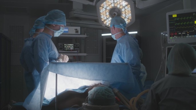 外科医生在设备齐全的手术室里给病人做手术