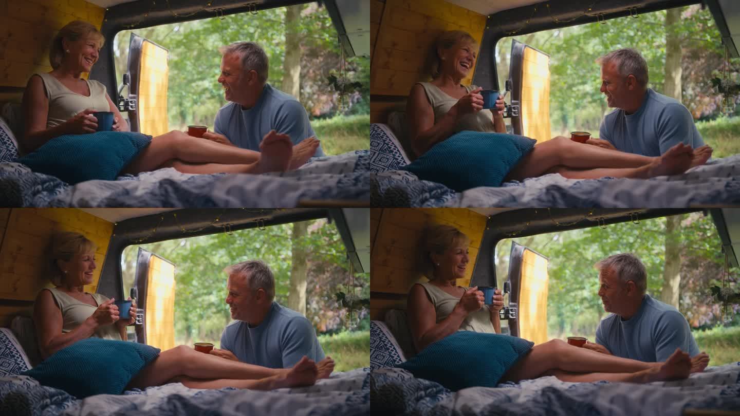 老夫妇在乡村露营，一起在房车里喝咖啡，放松心情