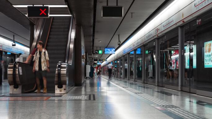 通勤者在香港市中心地铁站站台行走