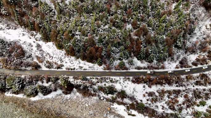 西藏巴松措风景区道路 车流 山峰