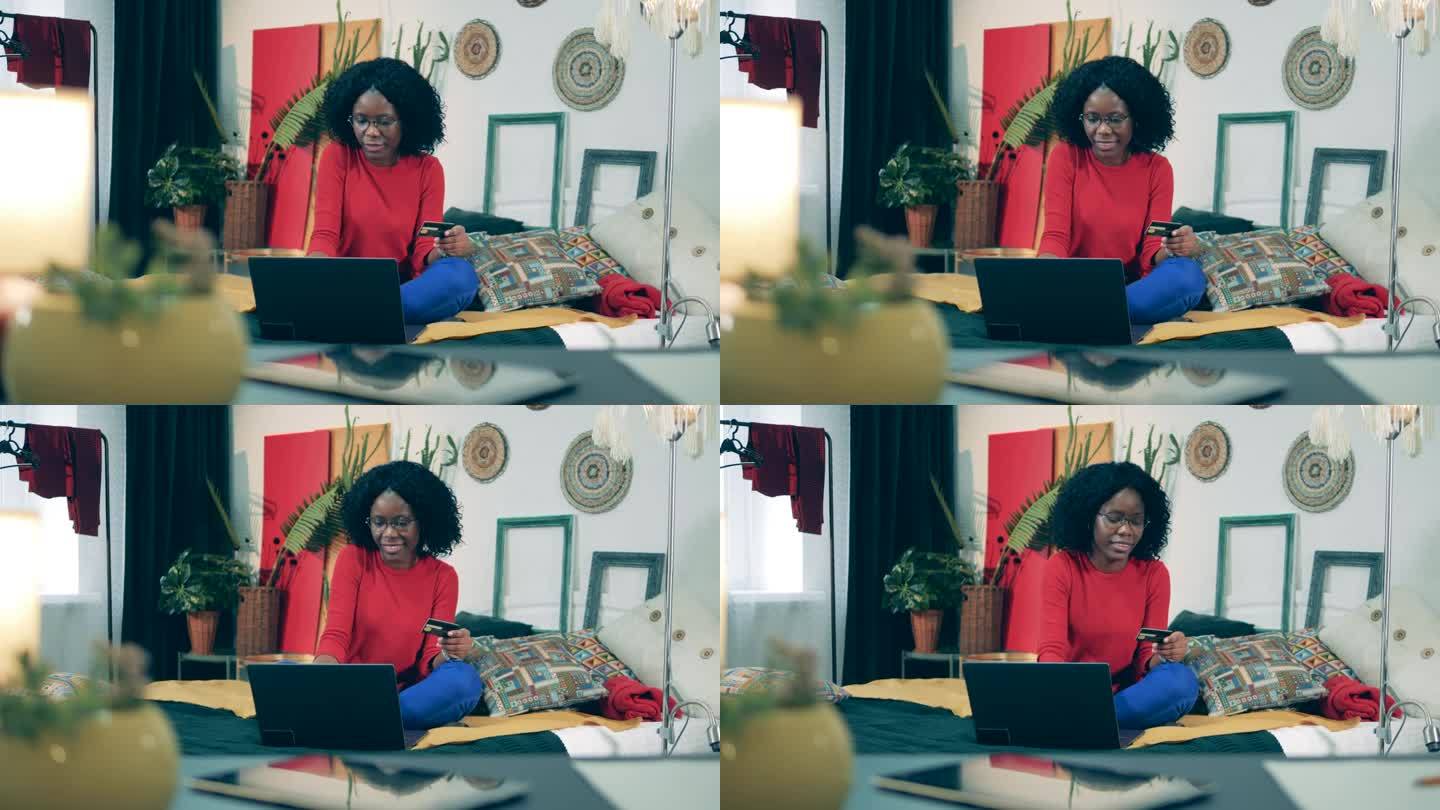 一位非洲女士在网上购物时的自我隔离